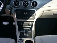 image mercedes-cla-45-amg-shooting-brake-console-centrale-jpg