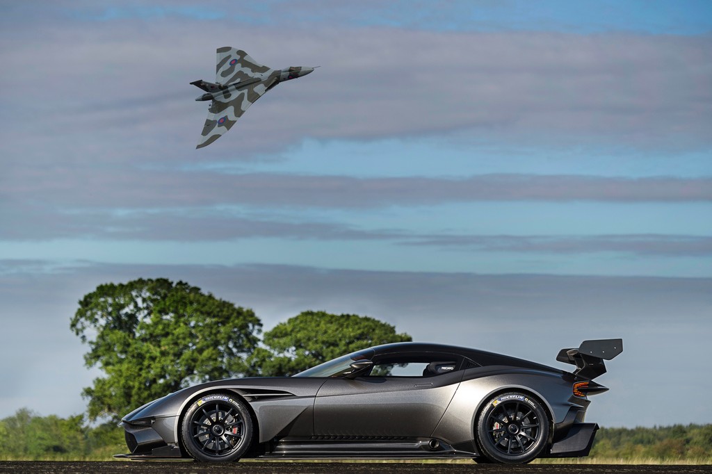 Aston Martin Vulcan e Avro Vulcan Lato
