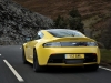 aston-martin-vantage-v12-s-dietro-strada