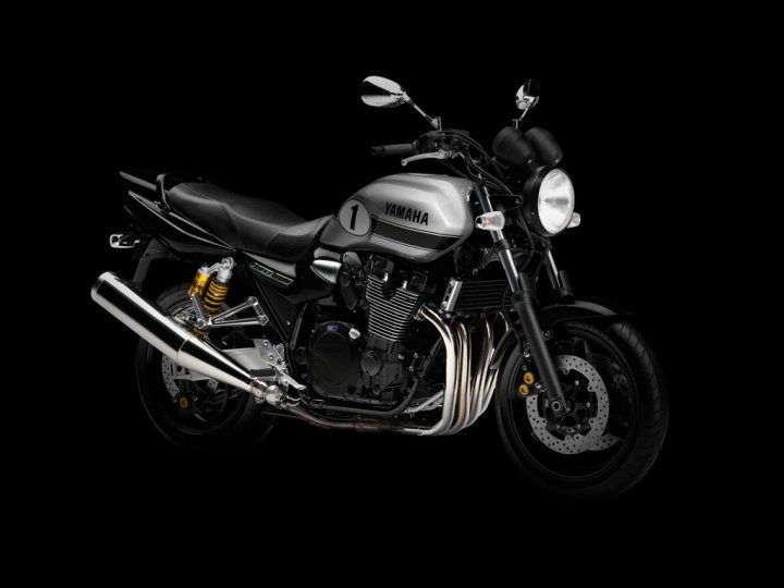 yamaha-xjr1300-my-2014-metallic-silver-tre-quarti-anteriore