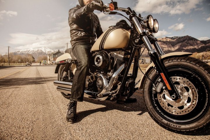 harley-davidson-fxdf-fat-bob-in-strada_2