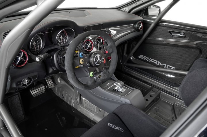 mercedes-cla-45-amg-racing-series-posto-guida mercedes-cla-45-amg-racing-series-posto-guida