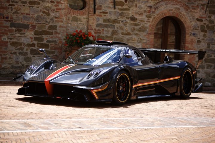 pagani-zonda-revolucion-tre-quarti-anteriore