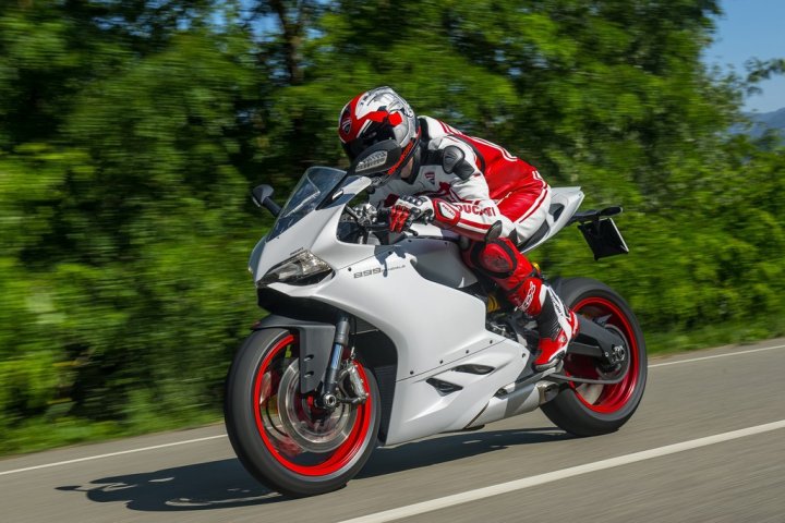 ducati-899-panigale-arctic-white-silk-in-strada_2 ducati-899-panigale-arctic-white-silk-in-strada_2