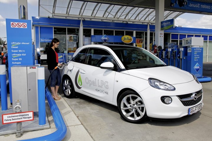 opel-adam-gpl-rifornimento_2 opel-adam-gpl-rifornimento_2