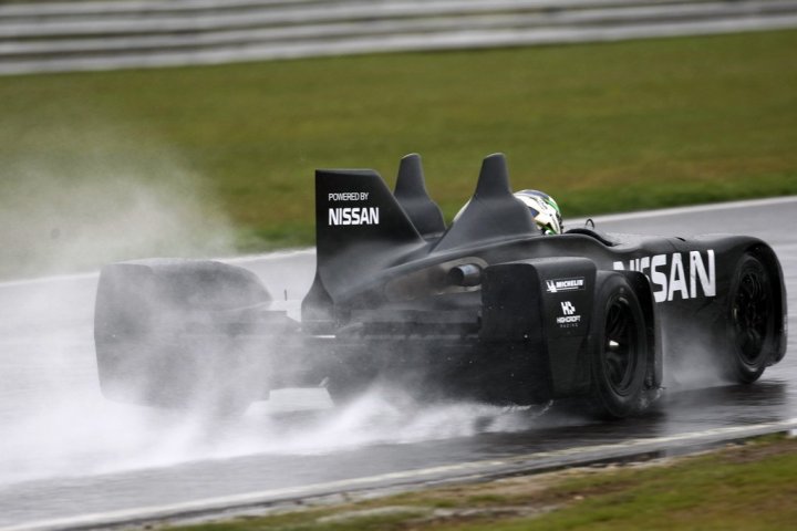 Nissan-DeltaWing-Snetterton-Rain-Test-Dietro