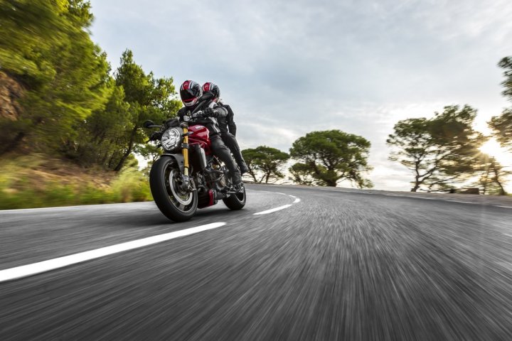 ducati-monster-1200-s-curva ducati-monster-1200-s-curva