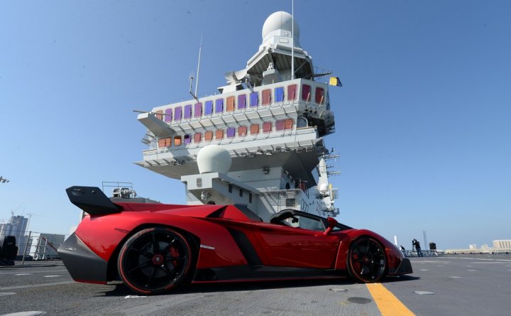 lamborghini-veneno-roaster-portaerei-cavour-4 lamborghini-veneno-roaster-portaerei-cavour-4