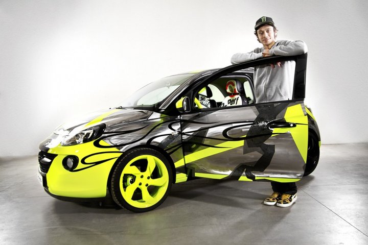 opel-adam-valentino-rossi-autografo-1