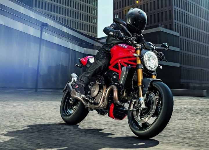 ducati-monster-1200-s-movimento ducati-monster-1200-s-movimento