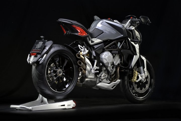 mv-agusta-brutale-800-dragster-grigia-tre-quarti-posteriore