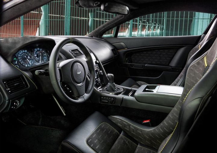 aston-martin-v8-vantage-n430-interni aston-martin-v8-vantage-n430-interni