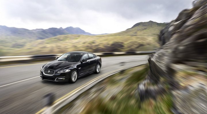 jaguar-xf-r-sport-tre-quarti-anteriore jaguar-xf-r-sport-tre-quarti-anteriore