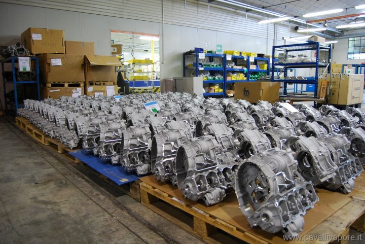 mv-agusta-factory-produzione-03 mv-agusta-factory-produzione-03