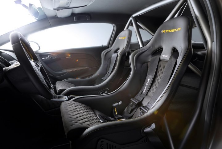opel-astra-opc-extreme-sedili opel-astra-opc-extreme-sedili