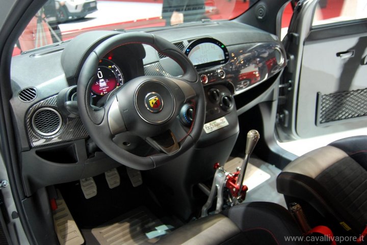 abarth-695-biposto-live-interni