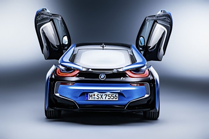 bmw-i8-dietro-porte-aperte bmw-i8-dietro-porte-aperte