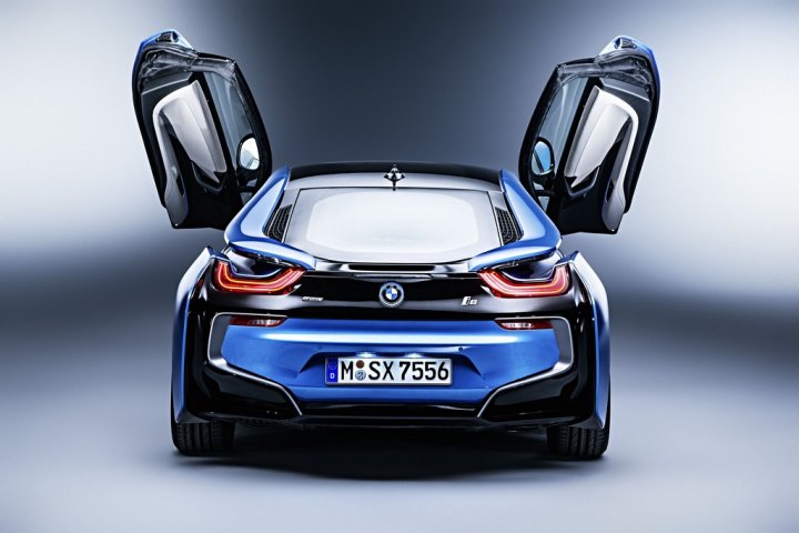 bmw-i8-dietro-porte-aperte