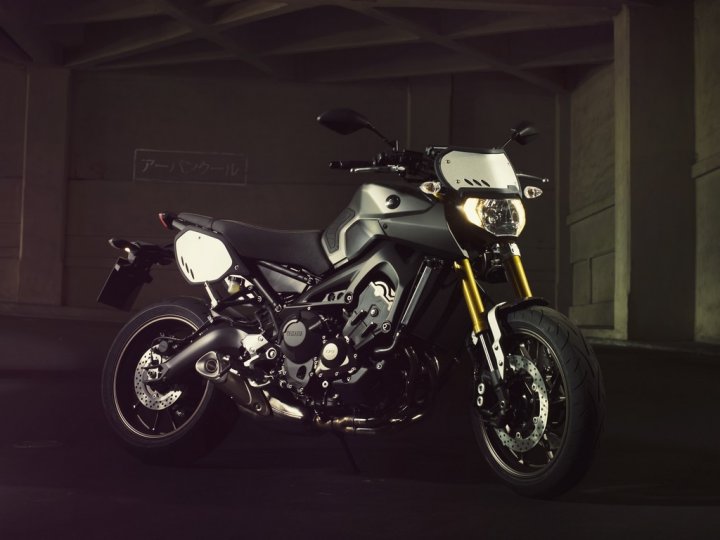 yamaha-mt-09-street-tracker-fronte-laterale-destro