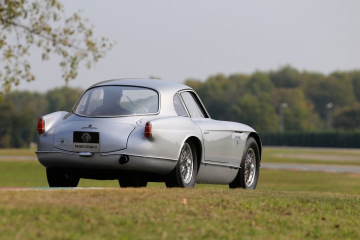 alfa-romeo-2000-sportiva-tre-quarti-posteriore