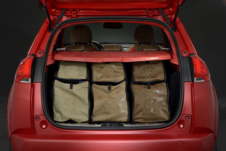 Peugeot-2008-Castagna-Bagagliaio-con-Borse Peugeot-2008-Castagna-Bagagliaio-con-Borse