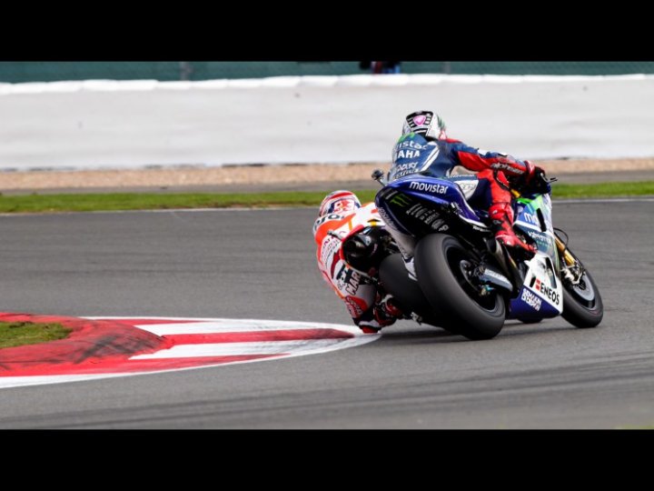 MotoGP-2014-Silverstone-Sorpasso-Marc-Marquez-su-Jorge-Lorenzo