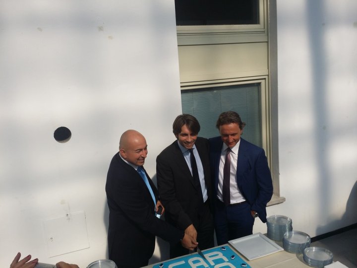 Buon-Compleanno-car2go-Taglio-Torta Buon-Compleanno-car2go-Taglio-Torta