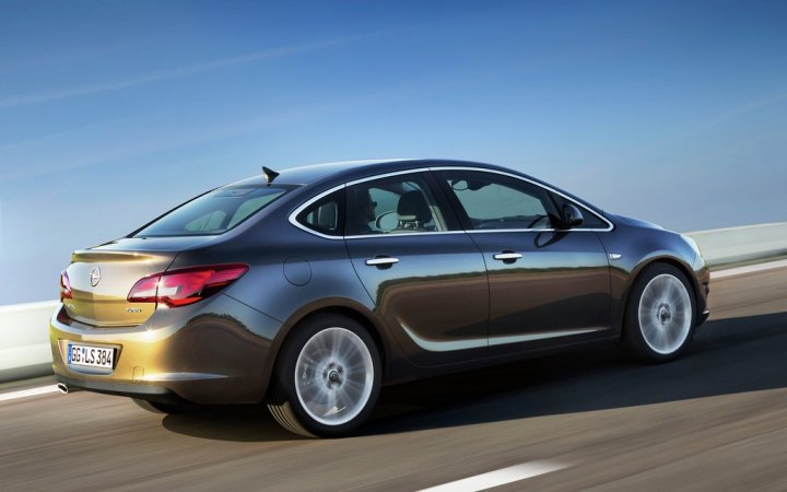 opel-astra-sedan-lato opel-astra-sedan-lato