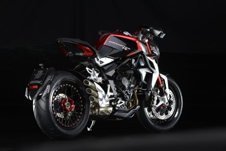 MV-Agusta-Brutale-800-Dragster-RR-Rosso-Nero-Posteriore-Laterale-Destro