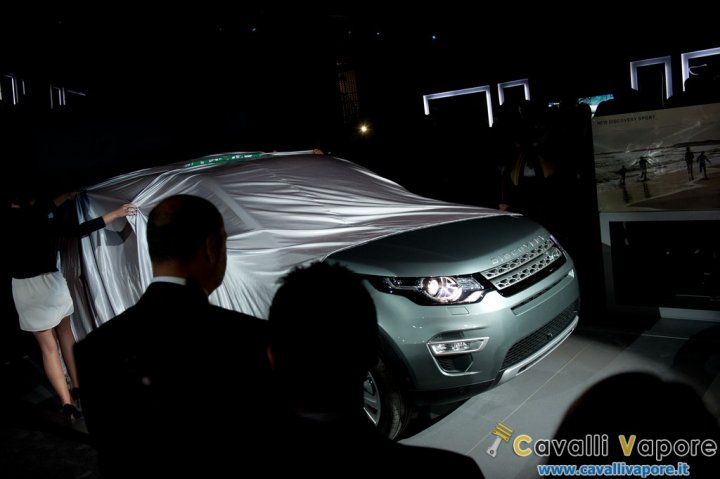 Land-Rover-Discovery-Sport-LIVE-Milano-1