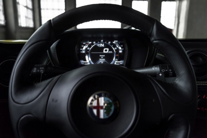 Alfa-Romeo-4C-Spider-2015-18