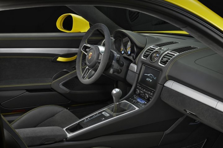 Porsche-Cayman-GT4-11