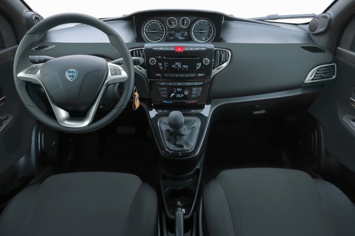 Lancia-Ypsilon-30th-Anniversary-Plancia