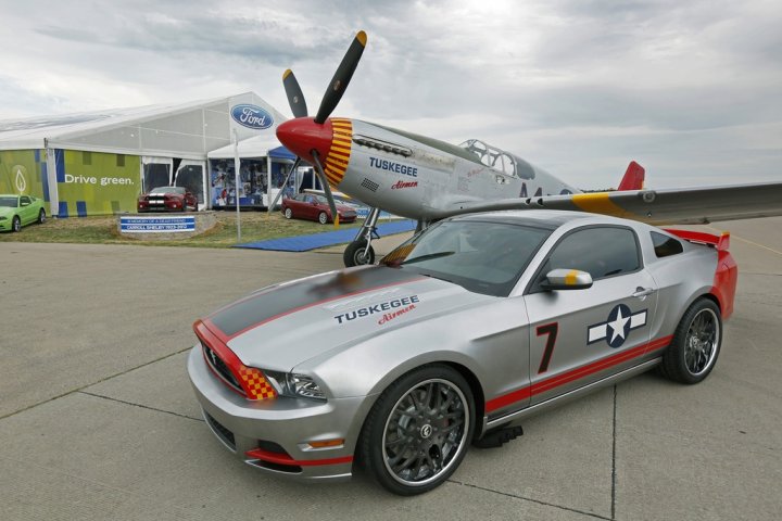Ford 2013 Red Tails Mustang con Aereo