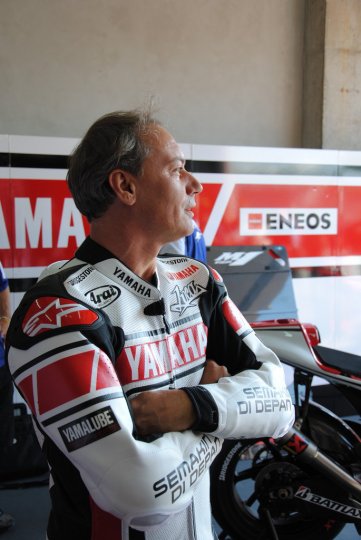 luca-cadalora-su-yamaha-yzr-m1-motogp-alla-200-miglia-di-imola-revival-2012_5