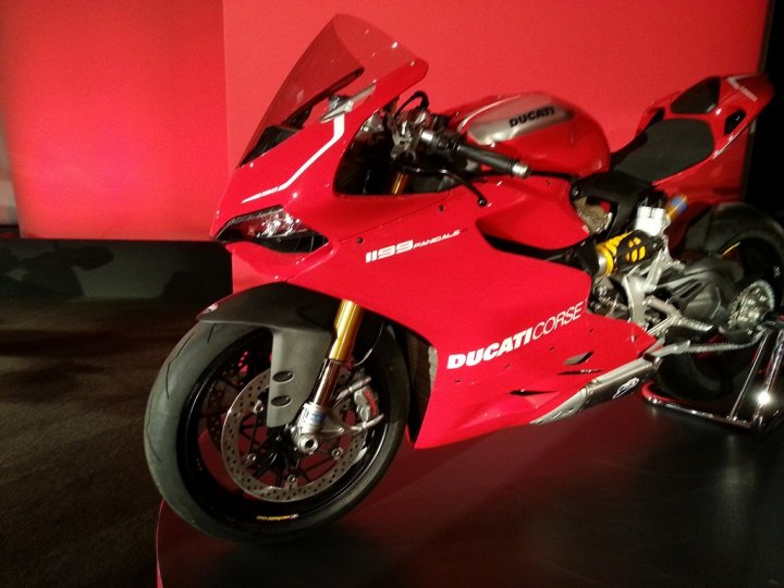 ducati-1199-panigale-r-conferenza-stampa-eicma-2012