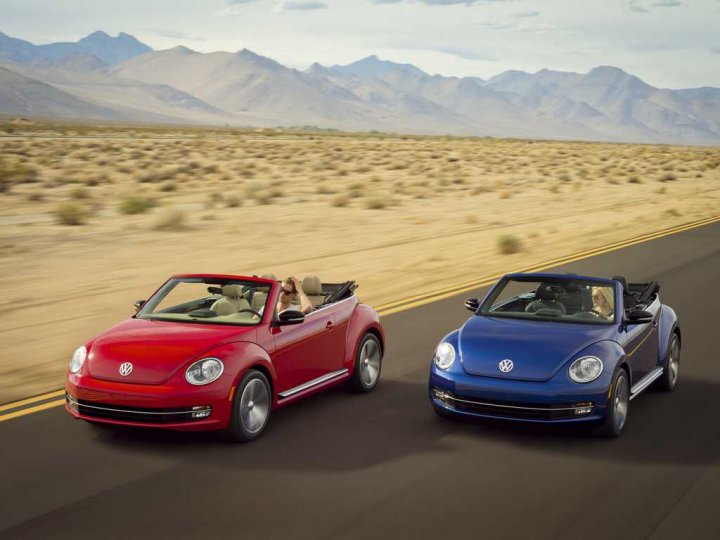 Volkswagen-Nuovo-Maggiolino-Cabrio-Rosso-e-Blue