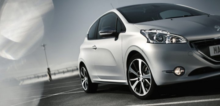 peugeot-208-frontale-angolo-destro peugeot-208-frontale-angolo-destro