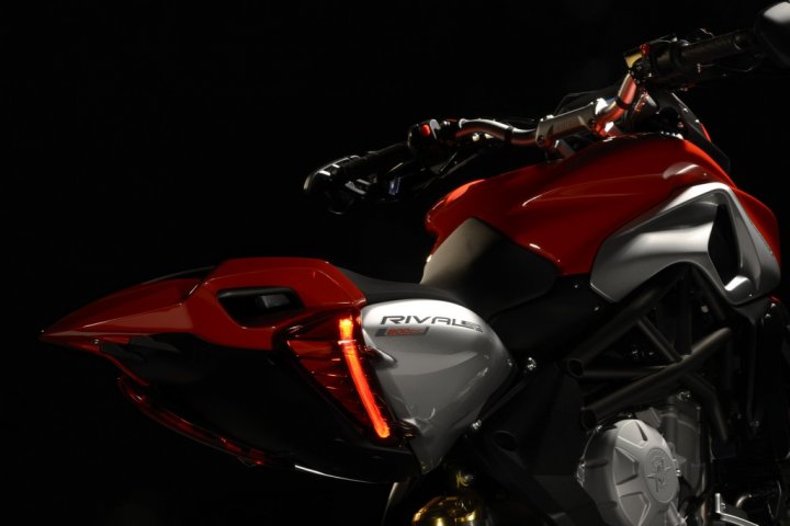 mv-agusta-rivale-800-luci-posteriori