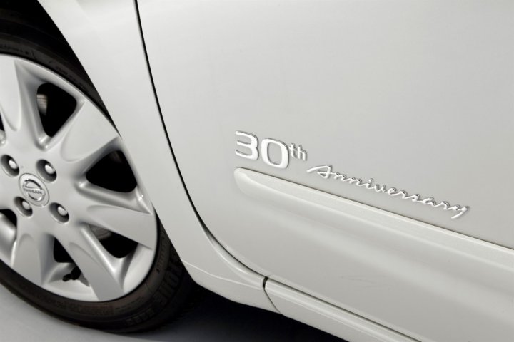 nissan-micra-30th-anniversary-logo-sportello