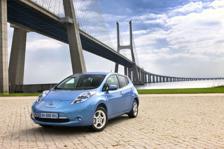 nissan-leaf-tre-quarti-anteriore