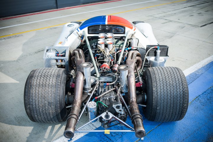 lola-t70-mkiii-b-motore