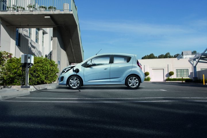 chevrolet-spark-ev-laterale