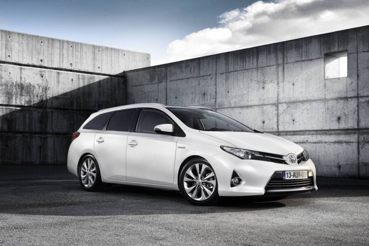 toyota-auris-touring-sports-tre-quarti-frontale