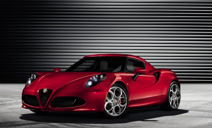 alfa-romeo-4c-fronte-laterale-sinsitro