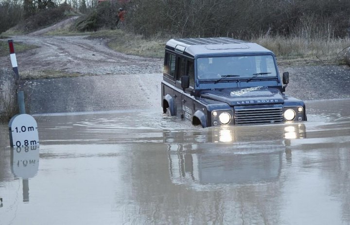 land-rover-defender-elettrico-guado land-rover-defender-elettrico-guado