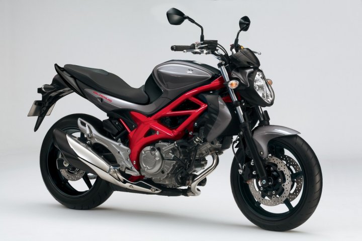 suzuki-gladius-grigio-metallizzato-nero-laterale