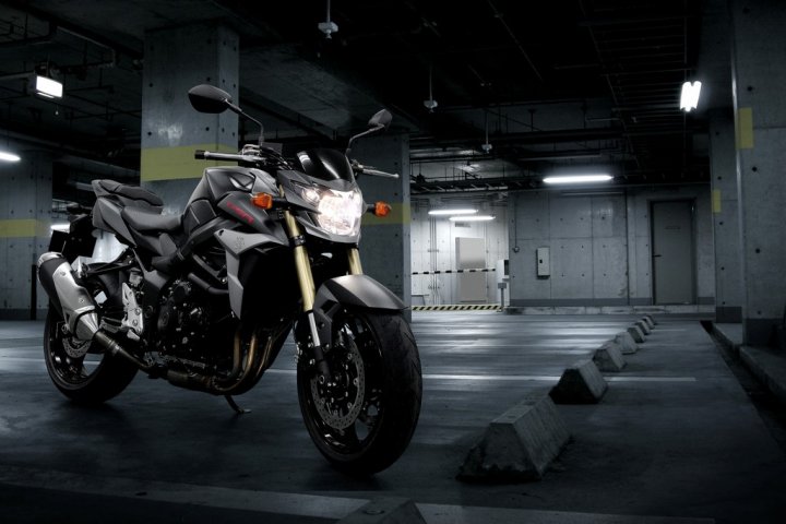 suzuki-gsr-750-black-mat-limited-edition-tre-quarti-frontale