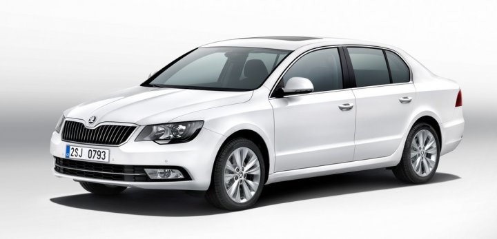 skoda-superb-berlina-tre-quarti-anteriore