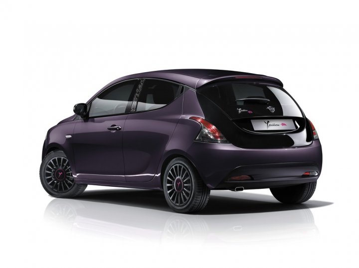 lancia-ypsilon-elefantino-purple-aurora-tre-quarti-posteriore